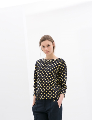 Blusa com bolas bordada a pedras
