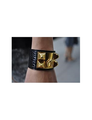 Bracelete com aplicações de metal