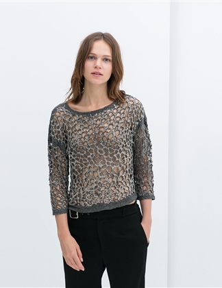 Blusa perfurada e bordada